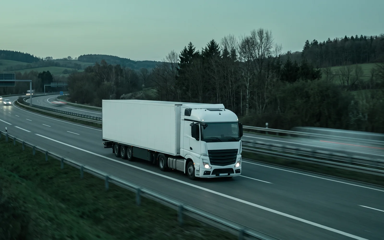 Reifen-Lieferung in Europa: Lkw auf der Autobahn in der Dämmerung